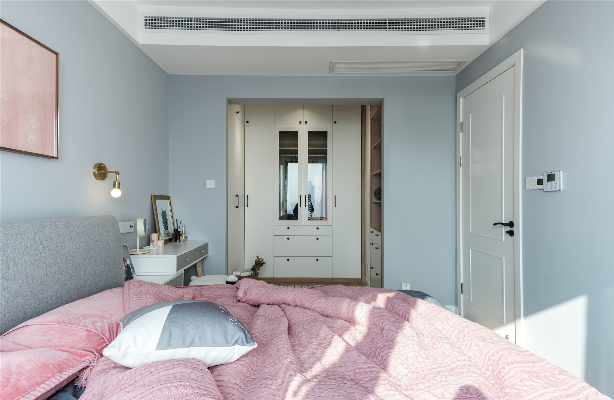 卧室里卫生间门对着床怎么处理的,卧室和卫生间一墙之隔潮湿