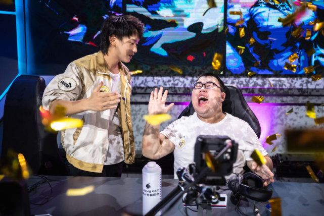 瓶子吃瓜大会：AG五人组不变，Hero首发仅留两人，久诚、Cat试训