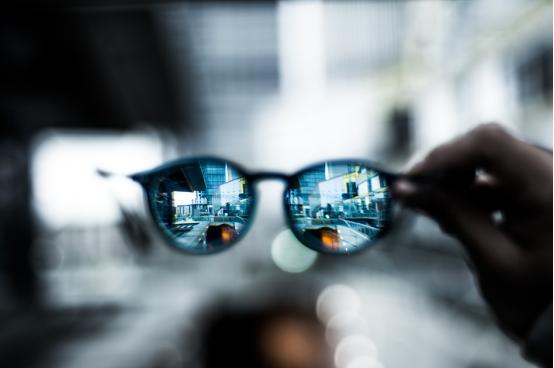 依视路镜片蔡司品牌,依视路蔡司哪个清晰