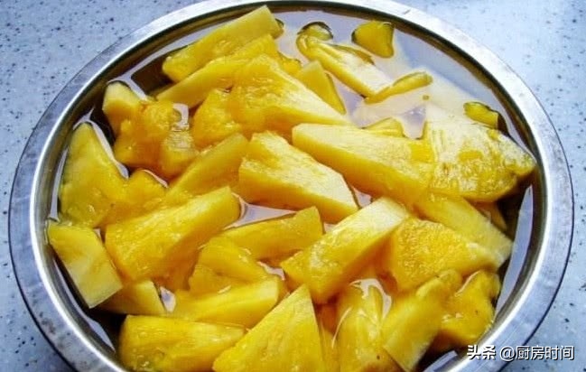 别再用盐水泡菠萝了，这个方法才更好，菠萝不酸涩，又甜又好吃