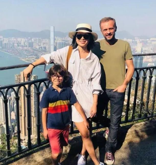 这个敢在客厅挂“*爱性**关系”画的妈妈，太飒了