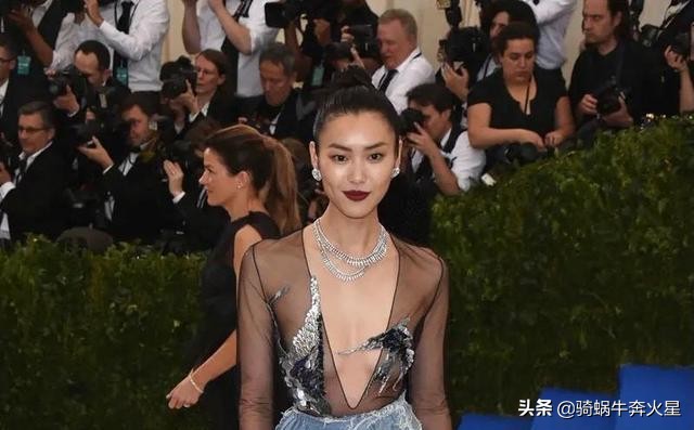 “大表姐”刘雯晒性感辣照！大胆真空上阵，超短上衣羞涩太吸睛