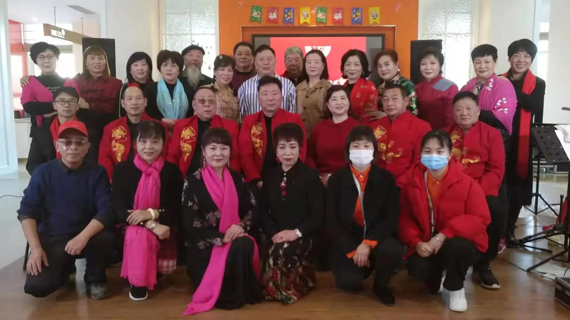 郑州怡丰新都汇社区德艺双馨艺术团大爱无疆做公益演出众人称赞。