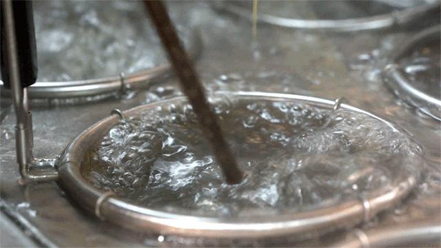 汤底浓郁的汤面,汤底浓厚