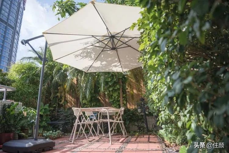 全屋贯穿10米滑梯，天台泡泡屋俯瞰CBD夜景，这个33楼的家够野