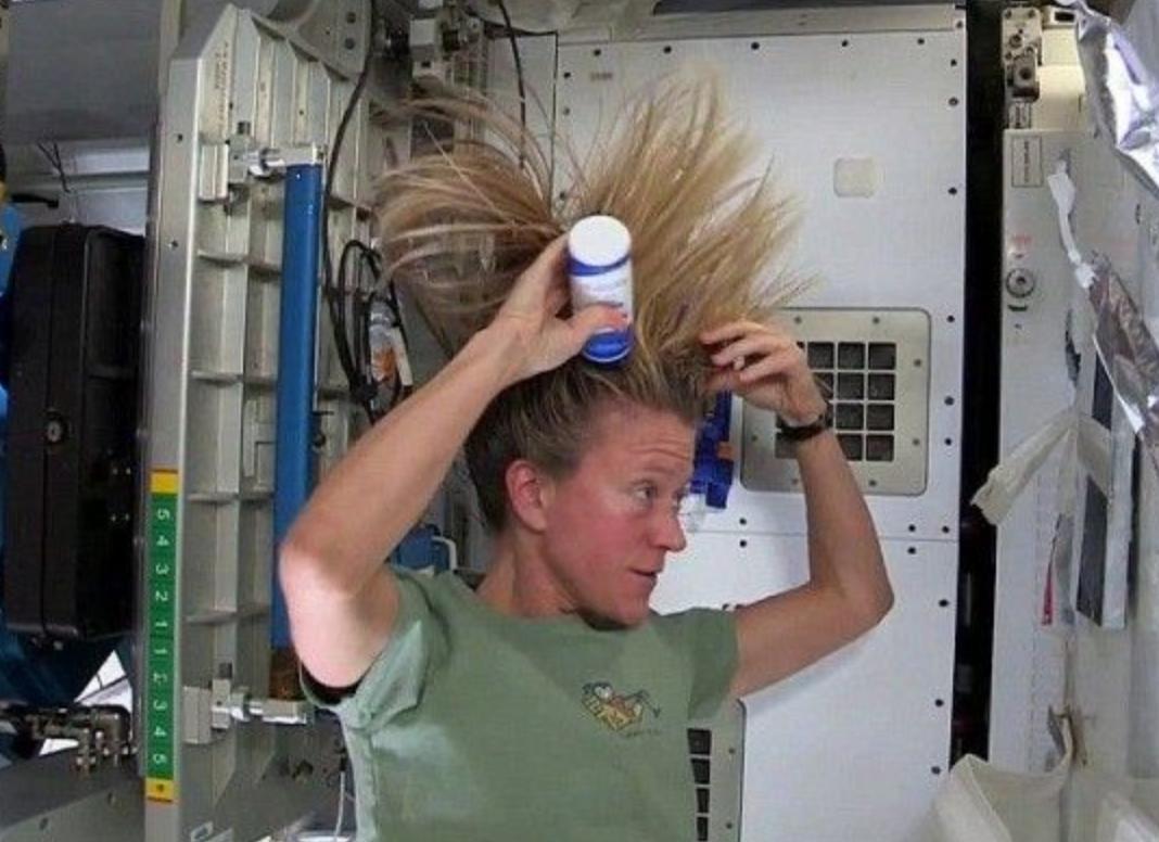 神舟十三号航天员怎么在太空生活,神舟十三号太空舱如何上厕所