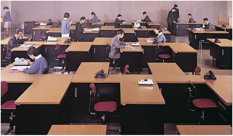 现在，全靠霓虹文具给我带来工作的归属感