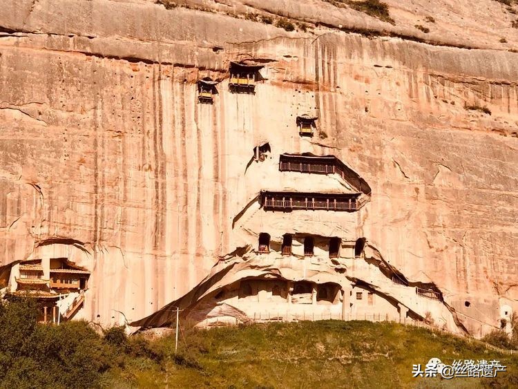 马蹄寺石窟群最大的洞窟,马蹄寺33天石窟内景色