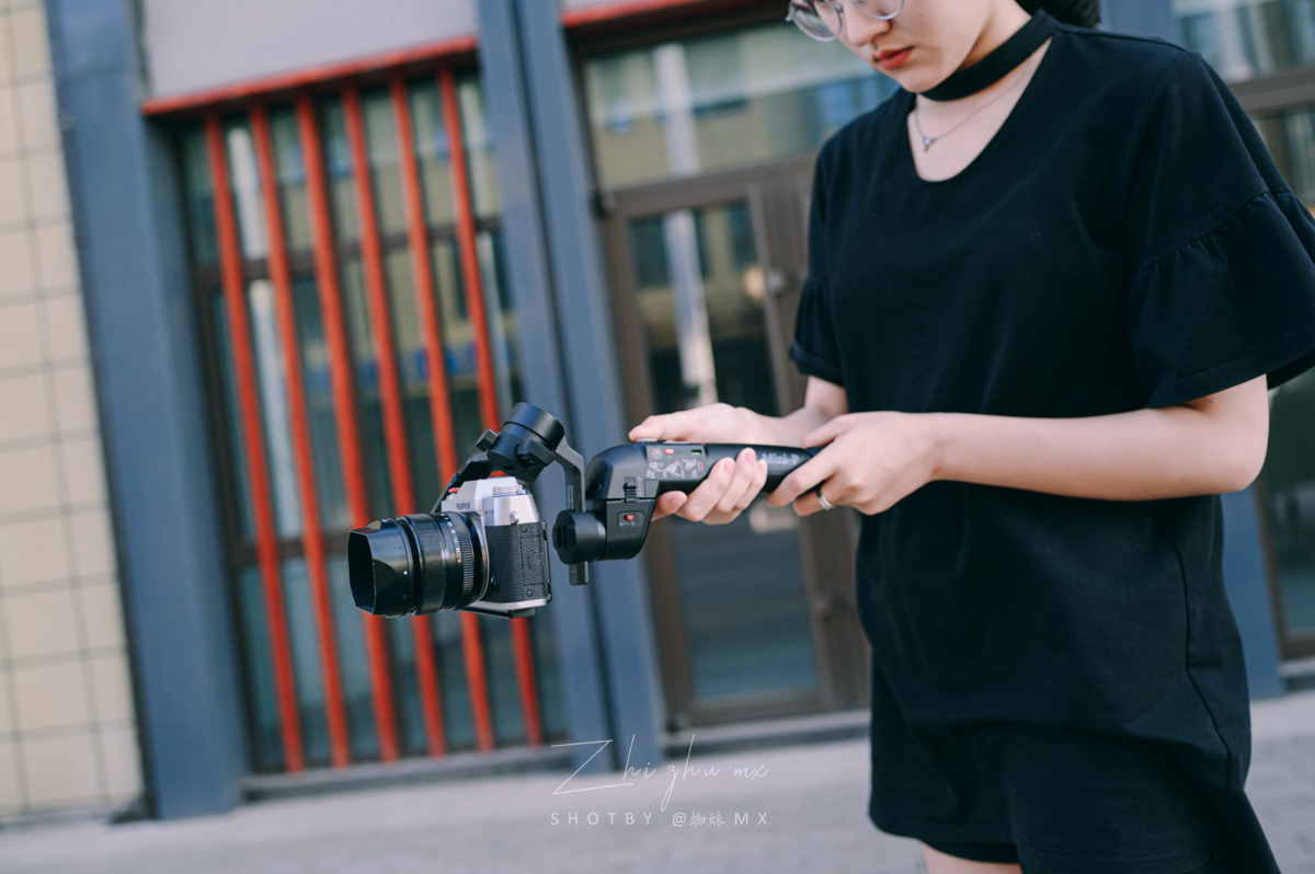 “跨界级”专业防抖,手机和微单都可用,普通人的视频“法宝”