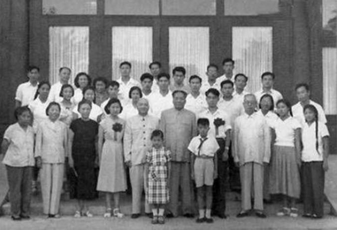 李敏结婚当天：毛主席主婚，*子珍贺**未参加，婚房中的家具都是借的