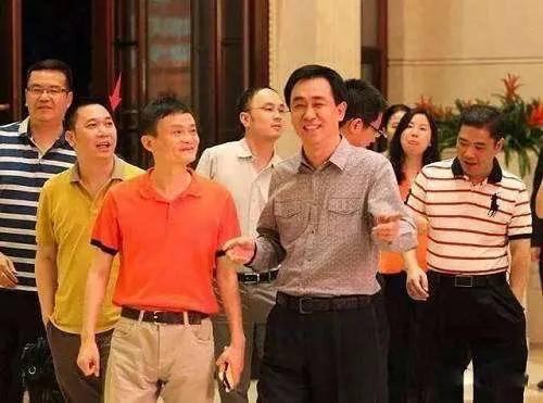 什么样的polo衫适合年轻人穿 (什么polo衫比较修身适合年轻人穿)