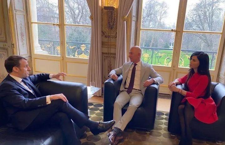 贝佐斯女友当街亲他一脸口红，浑身巨钻，富婆气息，转正的节奏？