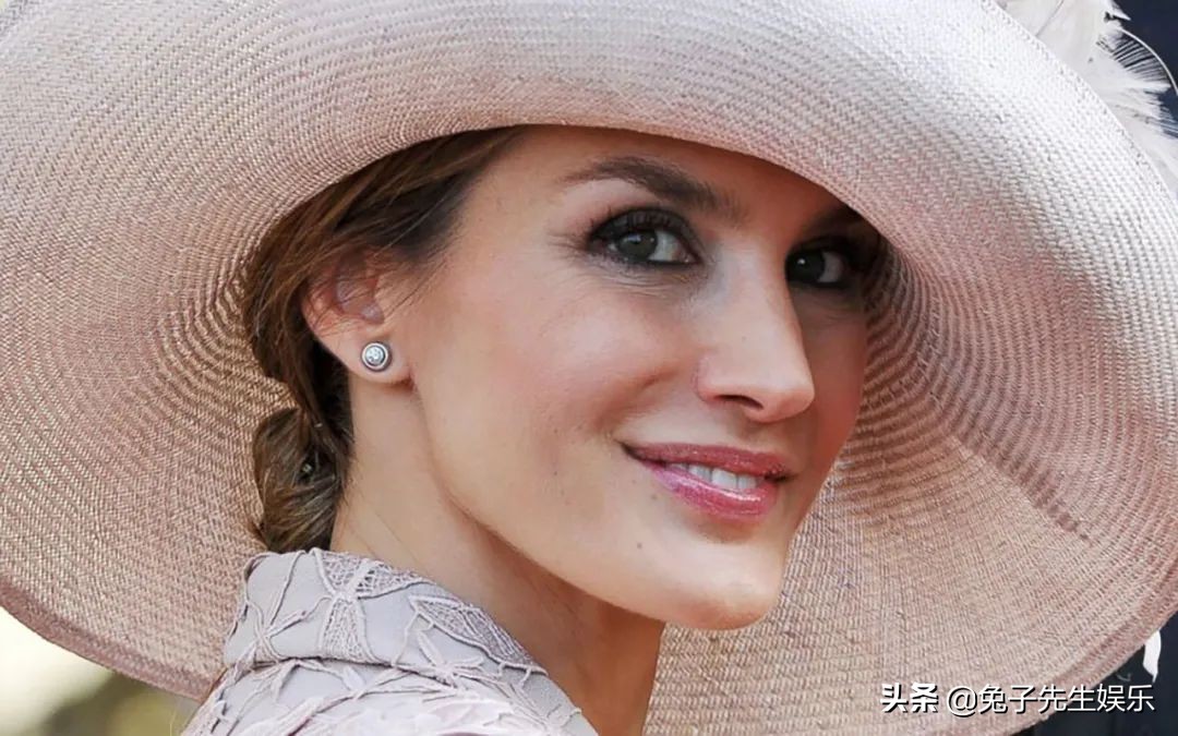 西班牙王妃整容,西班牙王后大方承认整形