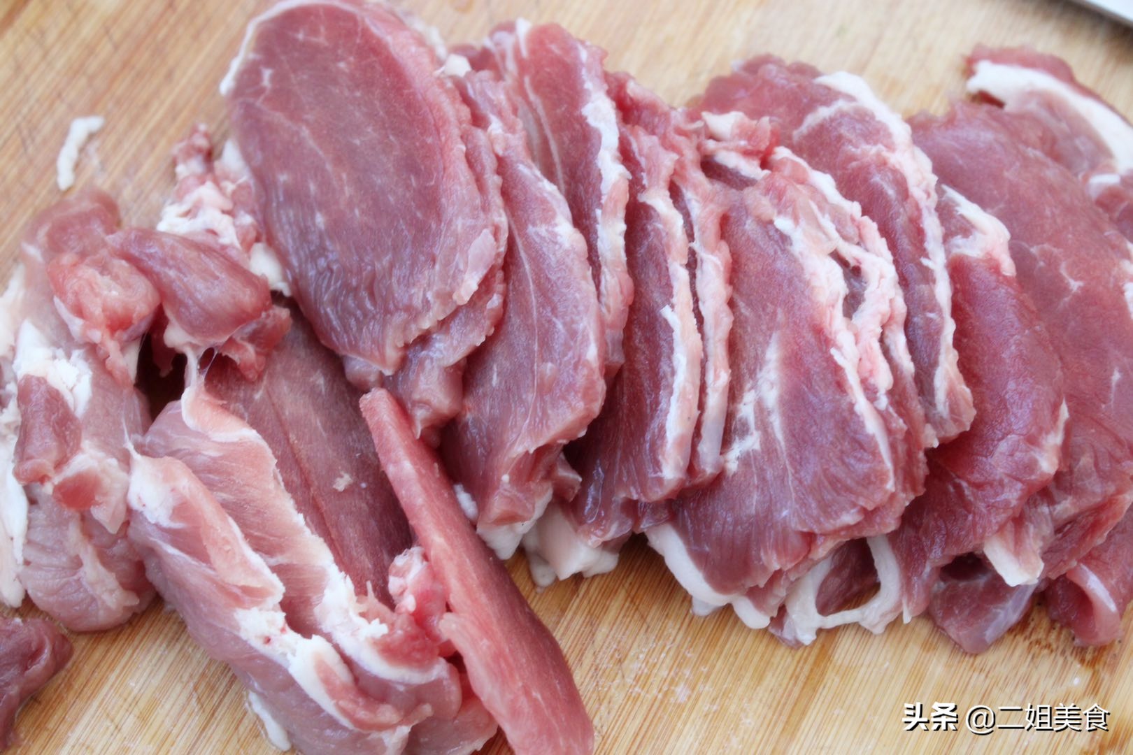 炖酸菜用不用先炒一下,炖酸菜要不要盖盖子