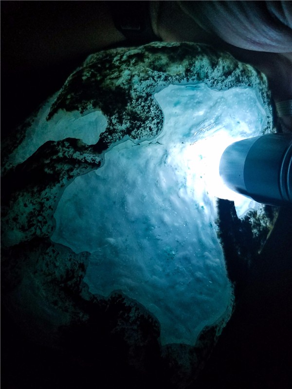 莫西沙赌石打灯皮壳表现,赌石翡翠莫西沙场口