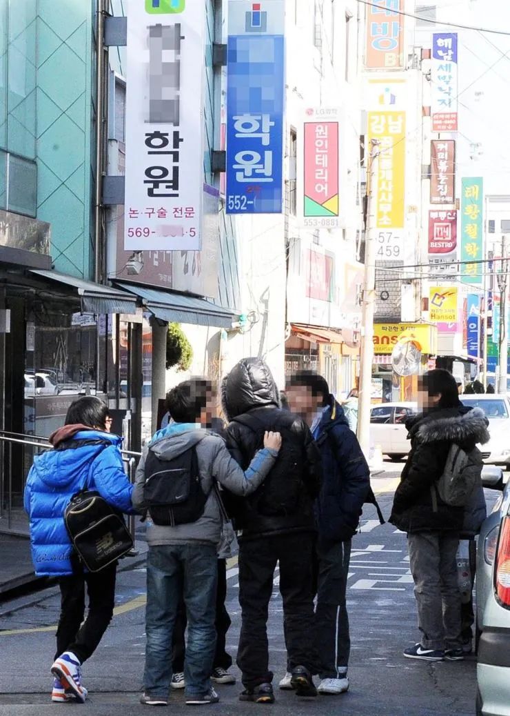 “幸福教育”悖论：韩国是如何*压打**教培机构，又如何恢复它们的？