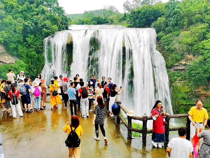 黄果树大瀑布，简直是疑是银河落九天的奇景，壮观而震撼