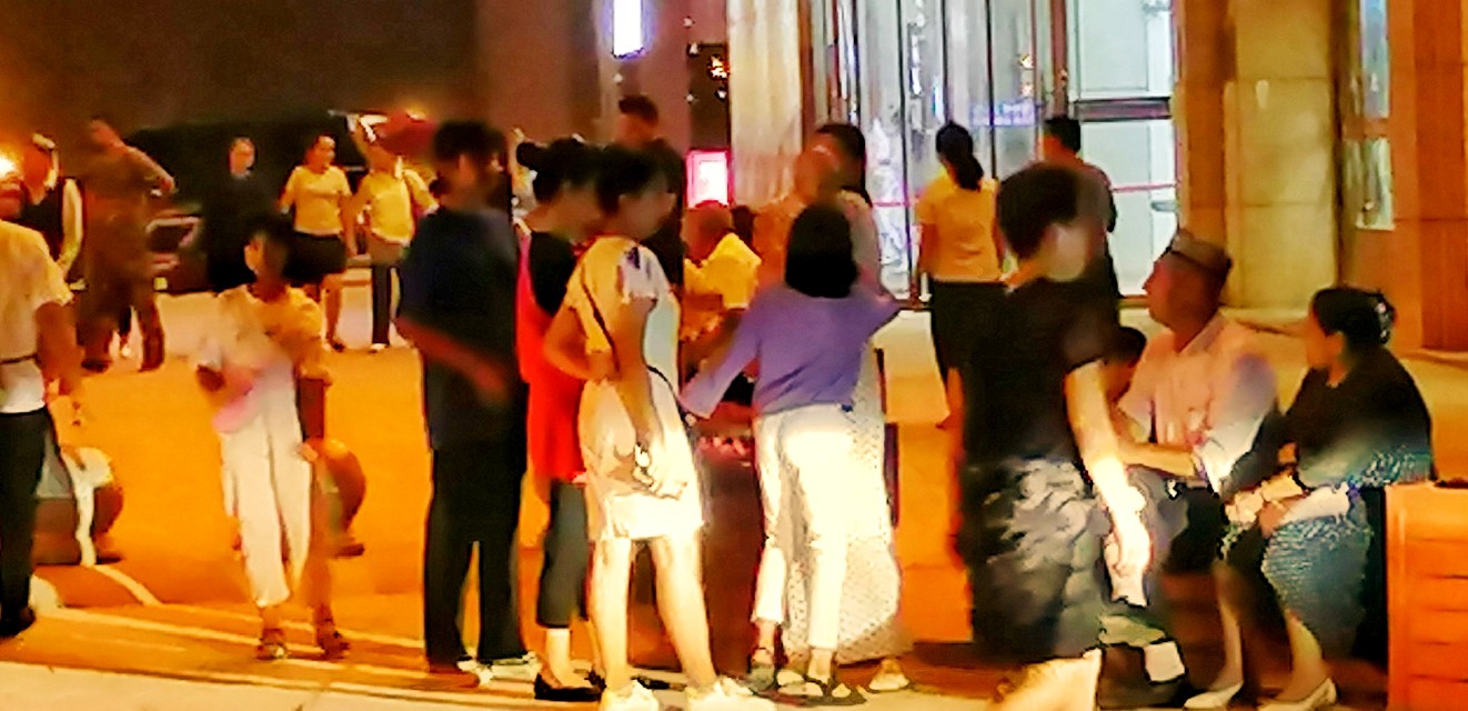 和田“夜生活”，“我的虾享餐厅”食美店雅，俊男靓女慕名而来