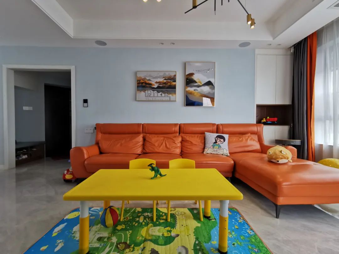 沙发摆在客厅的哪个位置好看,客厅沙发如何摆放显得空间大