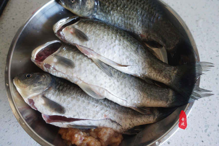 从高压锅中取出完整的酥鱼,真是不容易,它浑身酥软烂要轻拿轻放