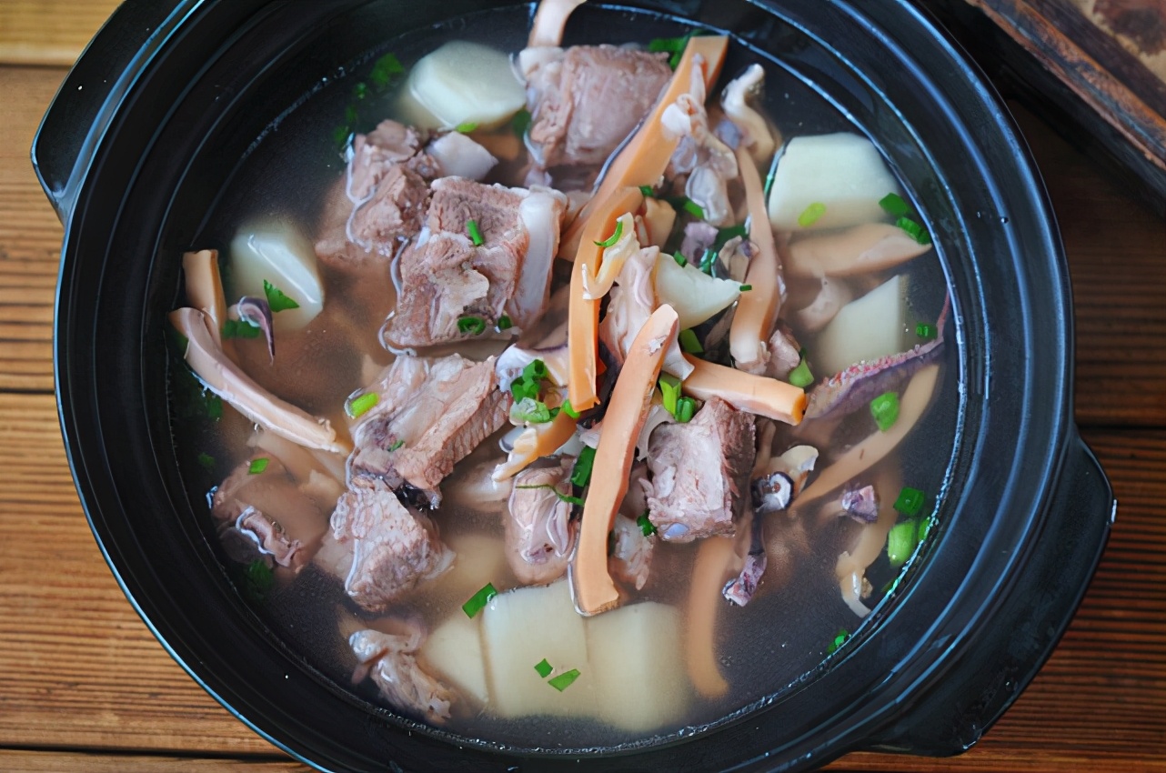 人称它“女人菜”，缺点就是有点贵！炖墨鱼！女人别舍不得