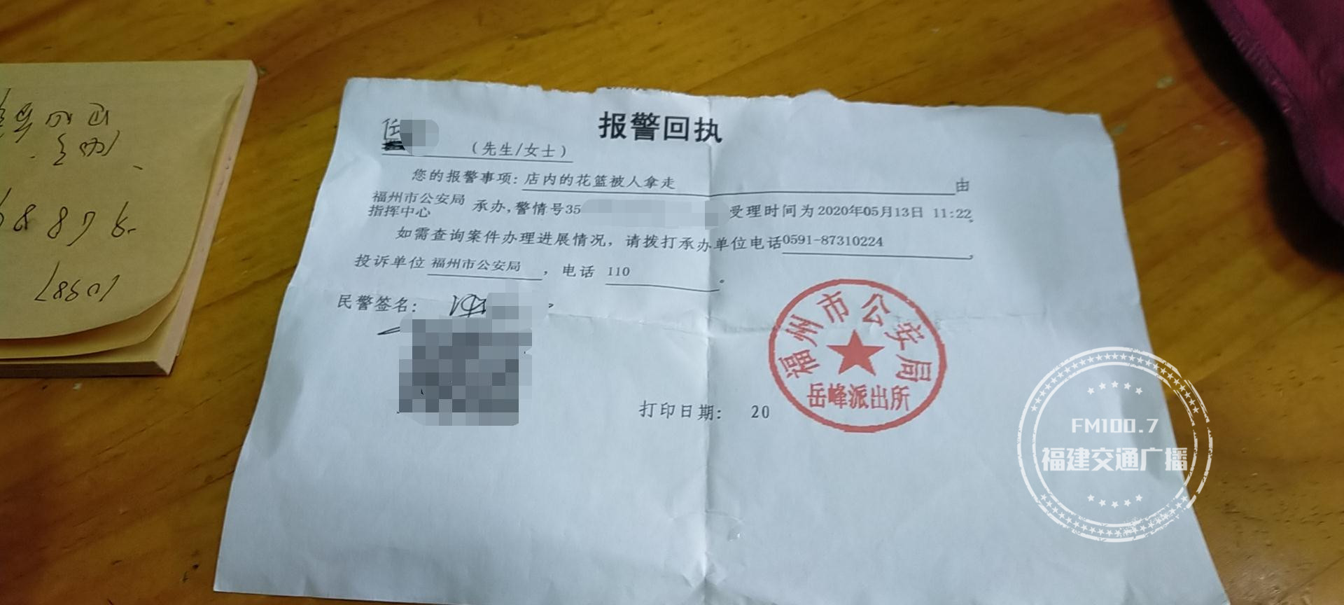 福州这家店门口的几十个花篮不翼而飞，监控拍下这几幕