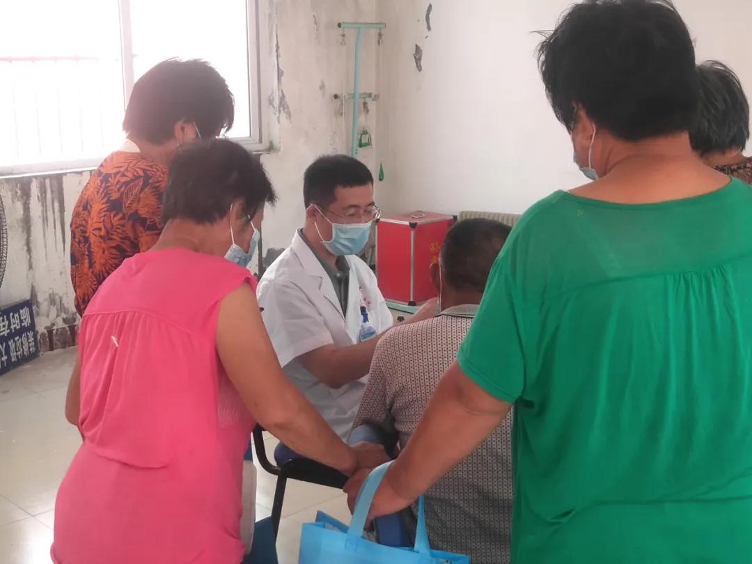 查体车开进村，莱西市市立医院开展“走百村进万家”健康义诊活动