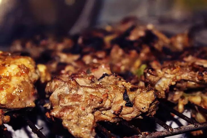 小伙卖烤串发家致富,农村小伙卖烧烤运用亏本思维