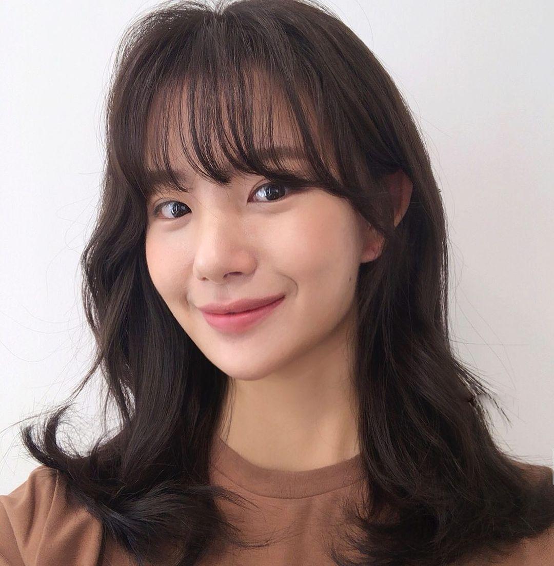 女生流行发型中长卷发图片,2022流行中长卷发免打理