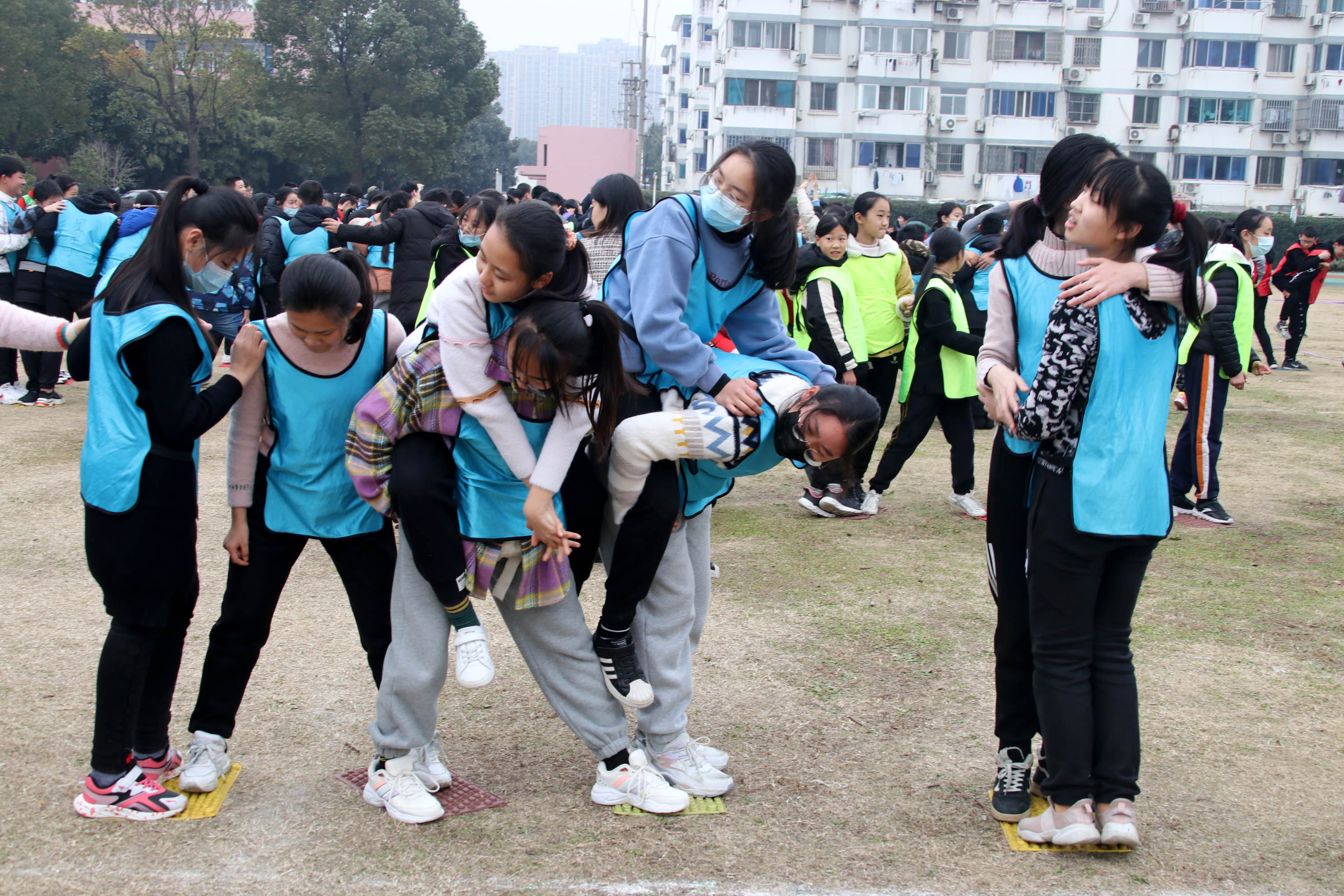 苏州吴中区迎春中学开展“拓展训练进校园素质教育显身手”活动