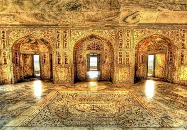 泰姬陵背后的惨剧：泰姬19年连生14个孩子，油尽灯枯死在了产床上