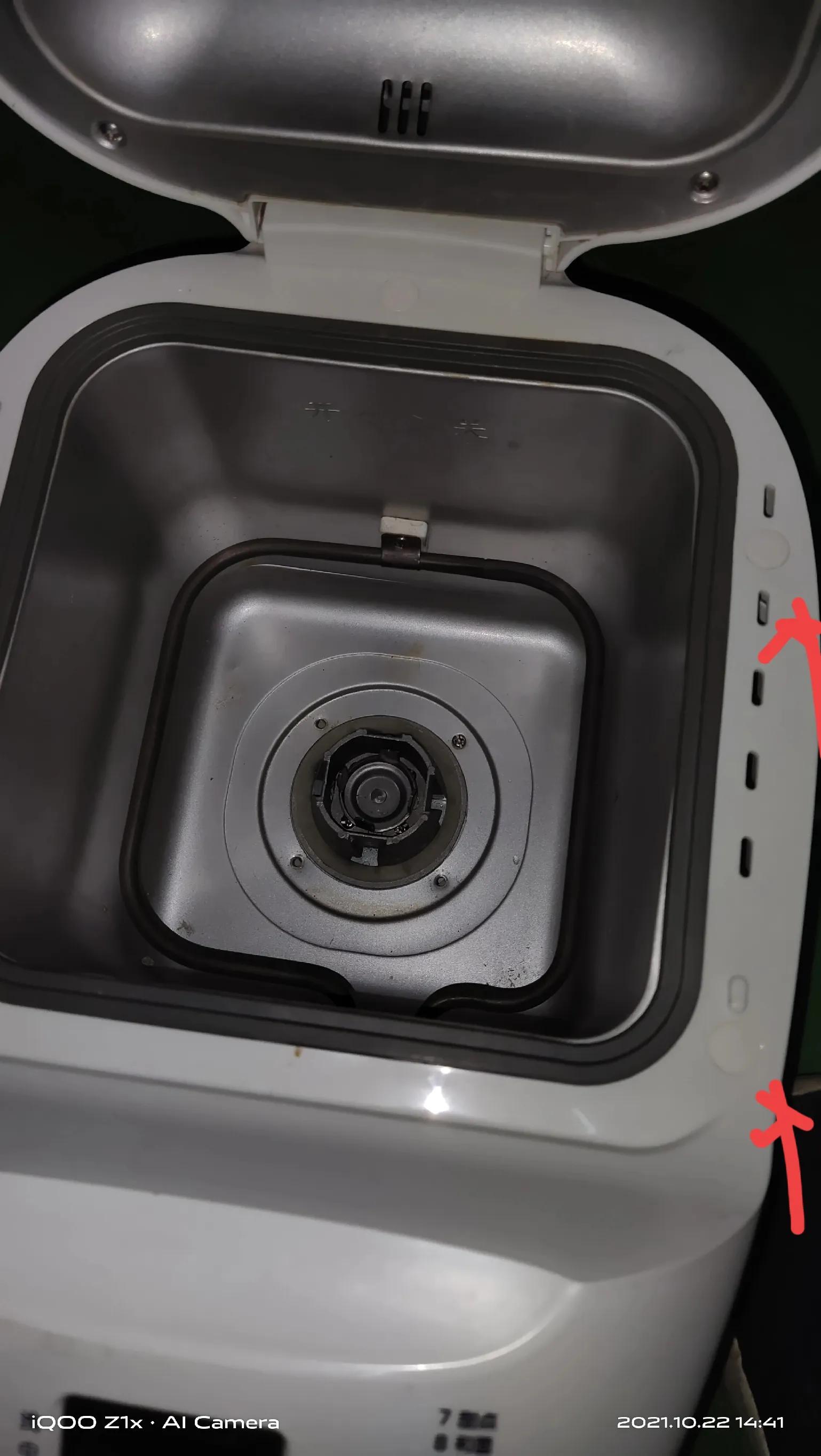 烤面包机压下去通电就跳闸,面包机一烘烤就跳闸维修