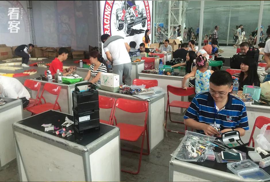 我在静止的东北小卖铺，淘到了属于成年人的玩具总动员