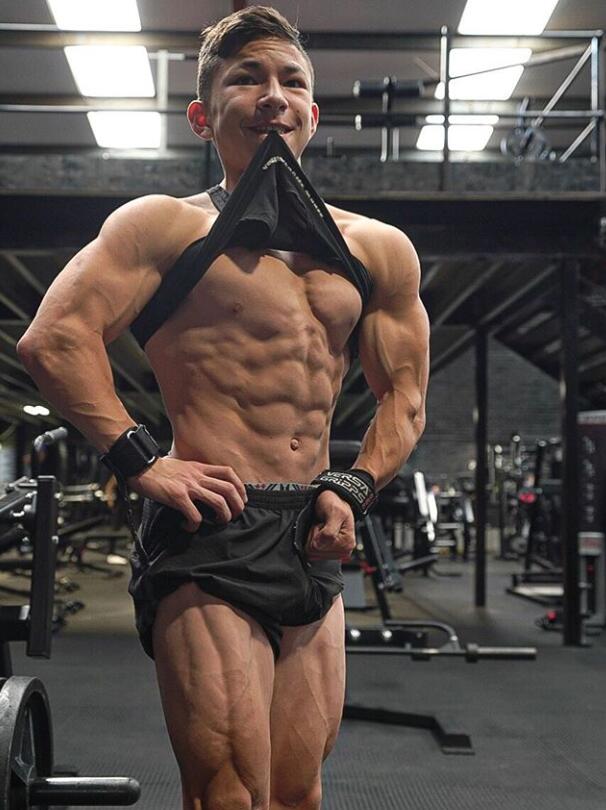 17岁男孩体重290斤,17岁男孩腿部推举