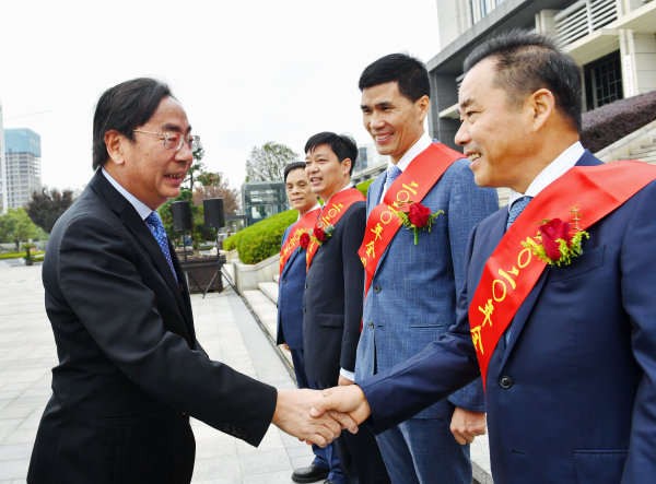 浙江“超牛”董事长:打破30年国外技术垄断,进京接受*党**中央、国务院表彰!