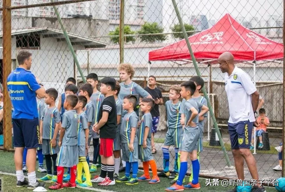 把最纯正意大利足球带来东莞，这个爸爸说足球应该这样学