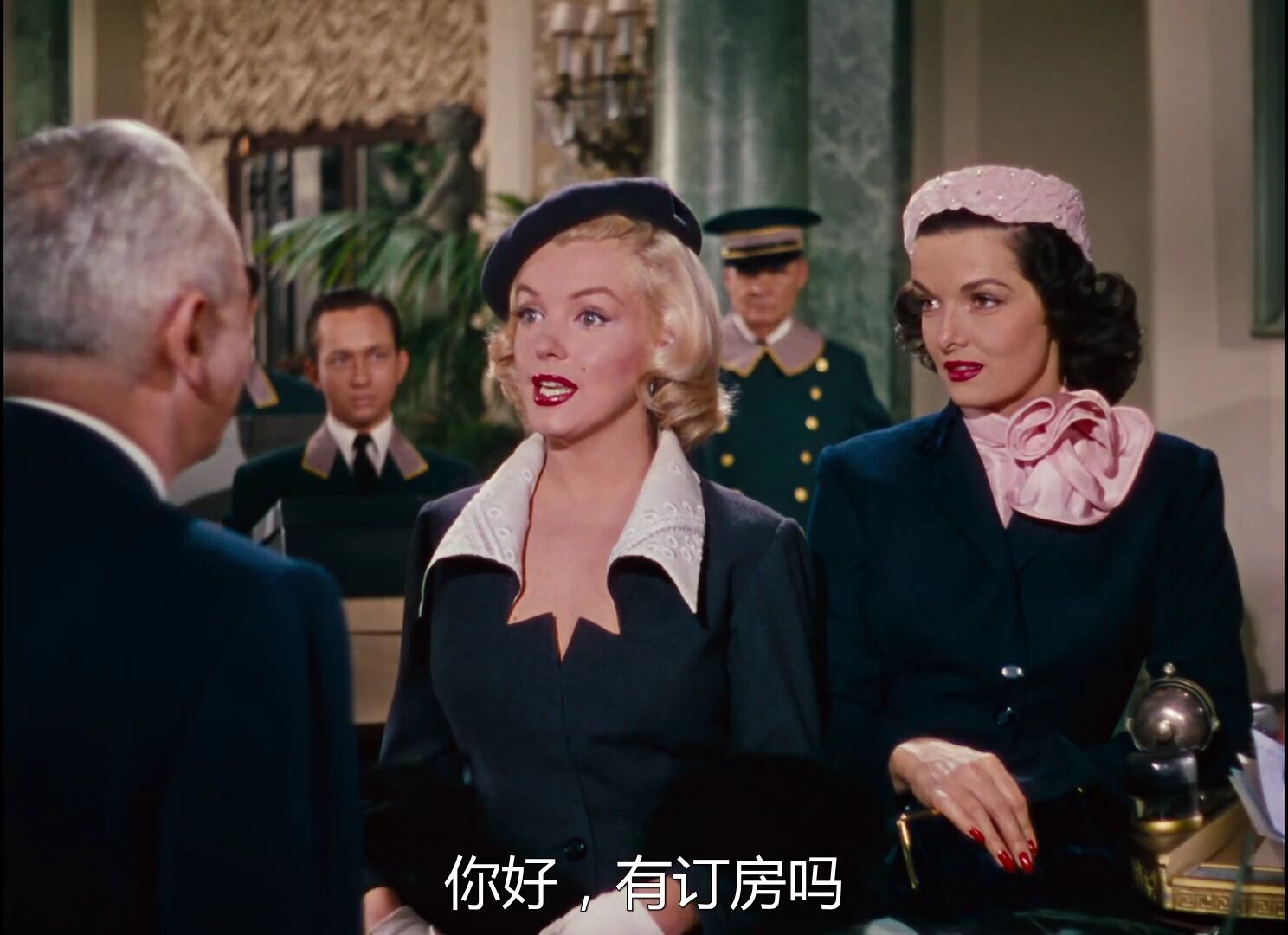 什么样的贝雷帽适合年轻人戴,白色有黑边的贝雷帽的正确戴法