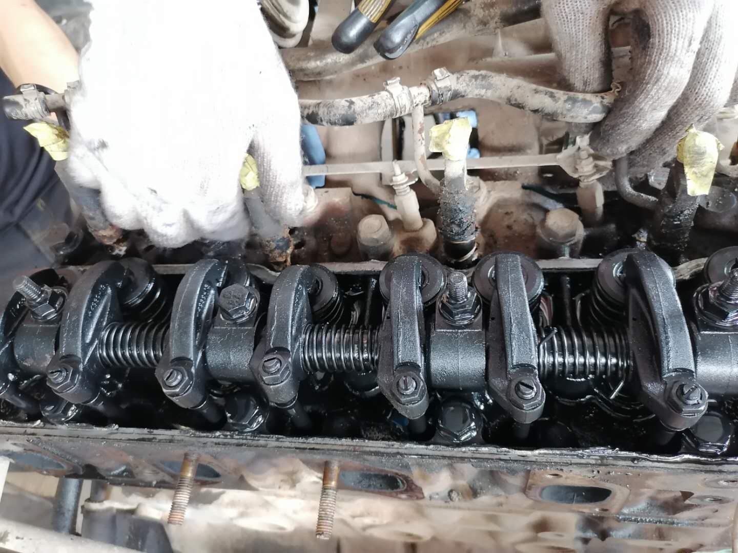 才跑4万公里货车烧机油怎么回事,发动机烧机油活塞发黑