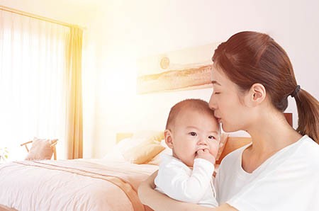 宝宝总是吃手干预还是不干预,宝宝吃纸会有什么影响