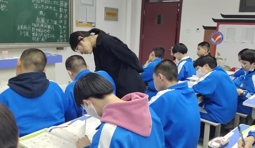 晚自习同学们在争分夺秒的学习,自习课上同学们都在埋头复习