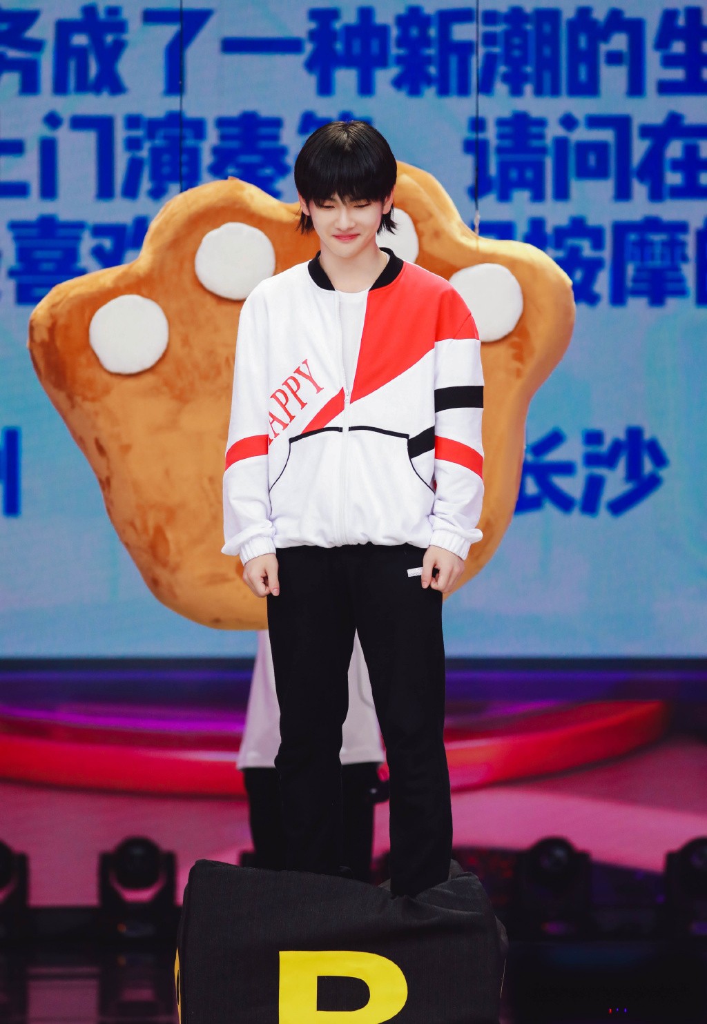 周震南是来搞笑的吗？穿棕色夹克配条纹裤，短靴鞋尖都翘到膝盖了