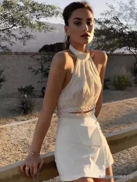 柳岩露出香肩,柳岩露锁骨