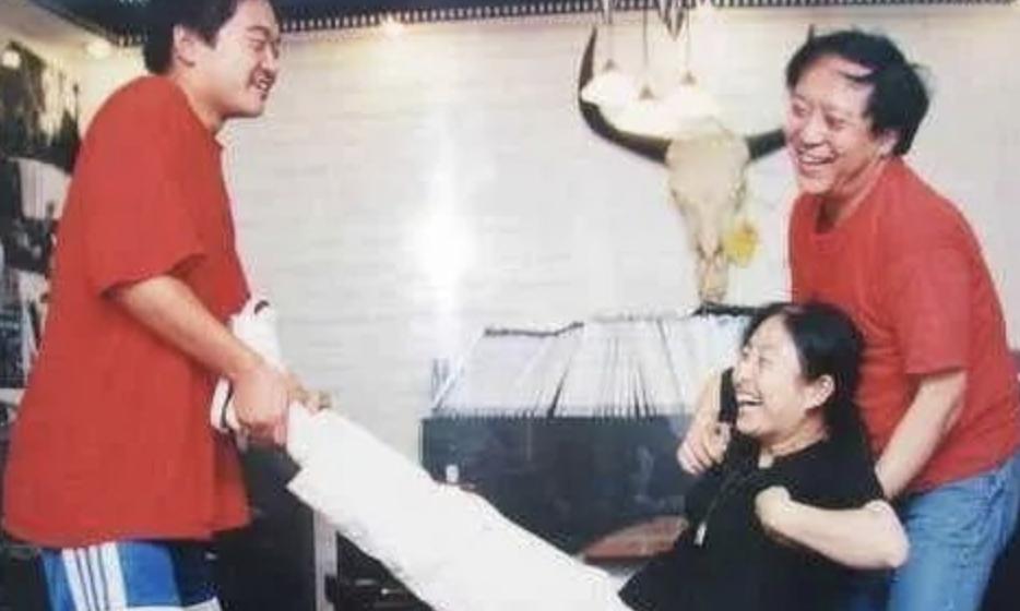 冯巩牛群离开演艺圈,牛群和冯巩后来的关系