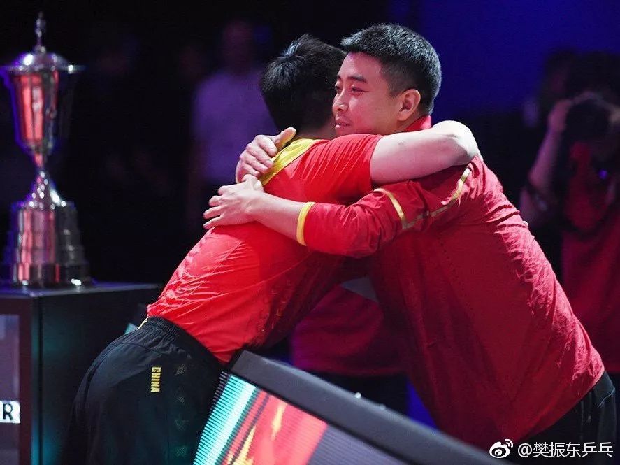樊振东从小鲜肉到国乒领军人物,樊振东早期和粉丝牵手
