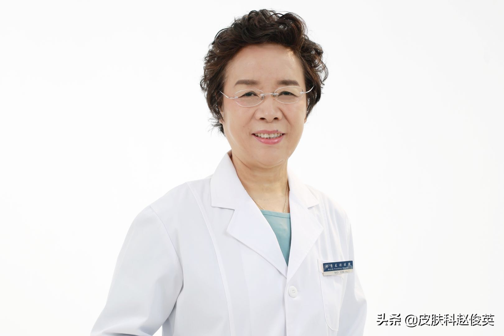 脸上有一块褐色凸起来的斑块,医生说我皮肤底下都是斑