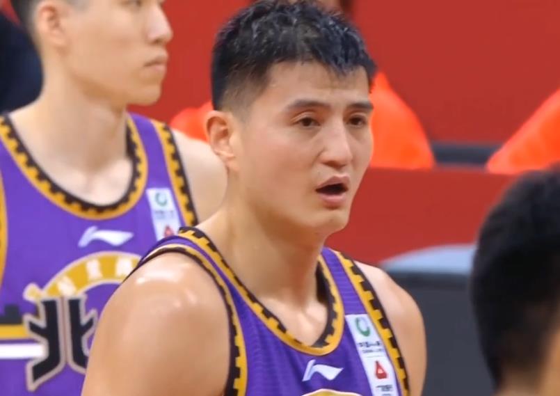 北控遭争议判罚！对手逃过一劫，马布里摇头苦笑+冲裁判喊话