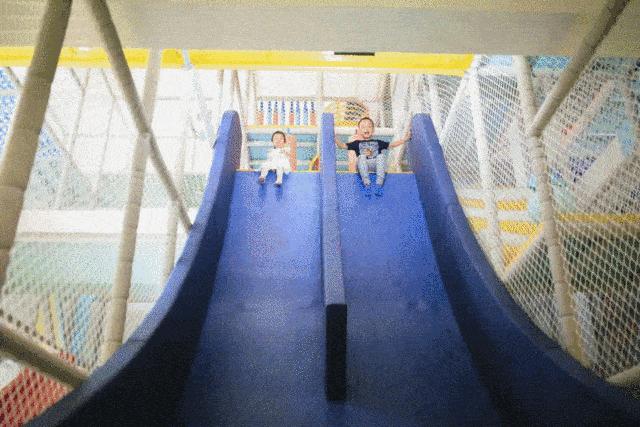 四岁宝宝滑梯躲避小孩,四岁宝宝不敢玩滑梯