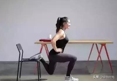 办公室站着练臀瑜伽体式,久坐不动如何瘦屁股