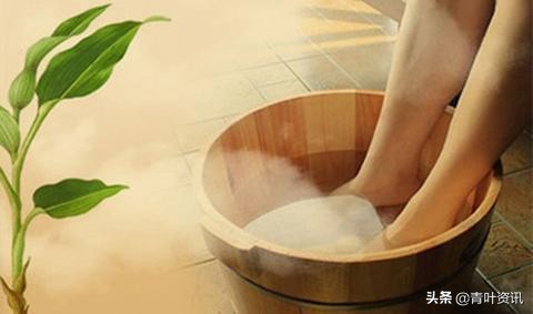 艾草泡脚和药材泡脚,睡前热水泡脚胜过十全大补