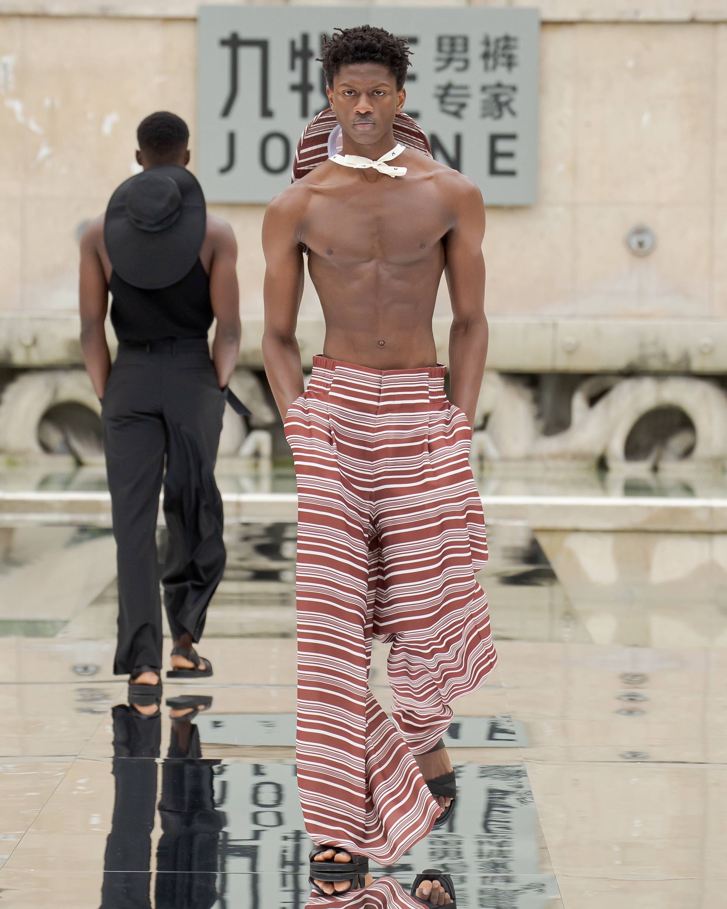 九牧王时装周走秀款图片,九牧王百年巴黎时装周首场裤秀